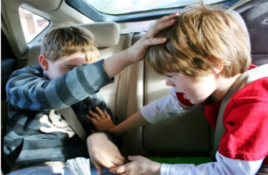 Giữ trẻ an toàn khi ngồi trên xe ô tô. - Bệnh Viện Nhi Đồng Thành Phố