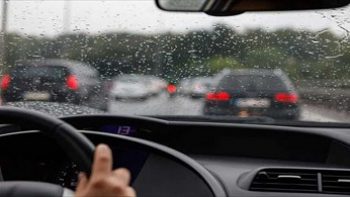 Cần làm gì khi lái xe ô tô dưới trời mưa gặp phải hiện tượng mờ kính, nhòe gương ?