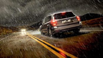 Gợi ý xử lý những sự cố thường gặp khi lái xe ô tô dưới trời mưa lớn.