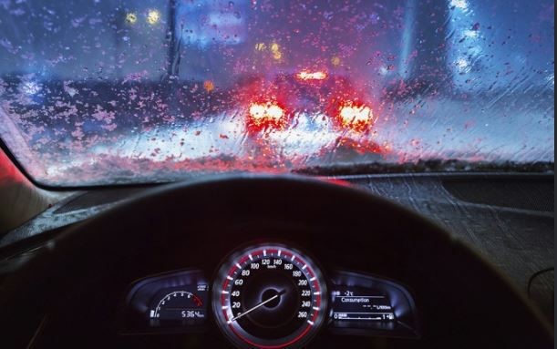 4 Nguyên tắc cần nắm khi lái xe ô tô dưới trời mưa bão